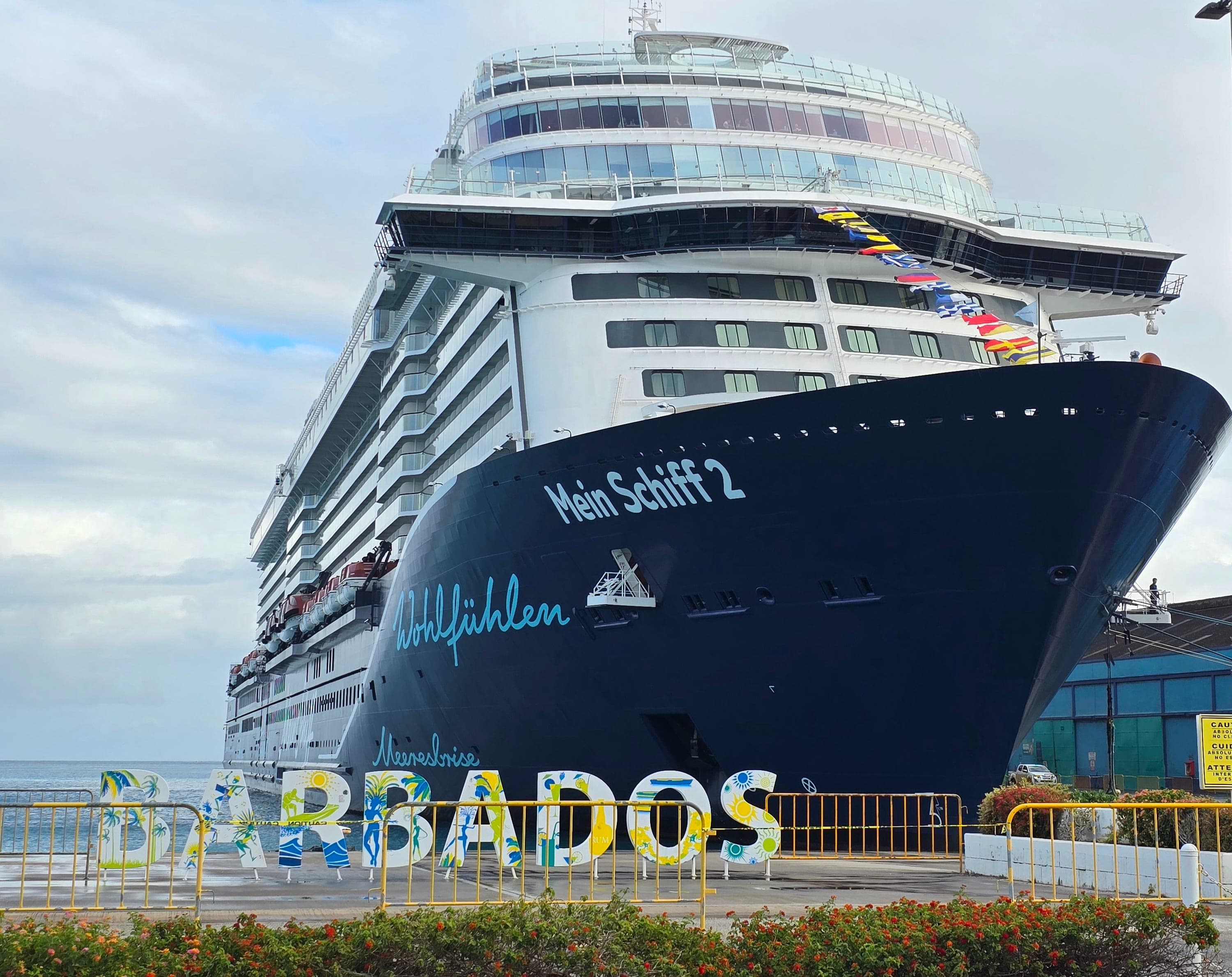 Круизный лайнер Mein Schiff 2 у причала порта Бриджтауна рядом с разноцветными буквами BARBADOS