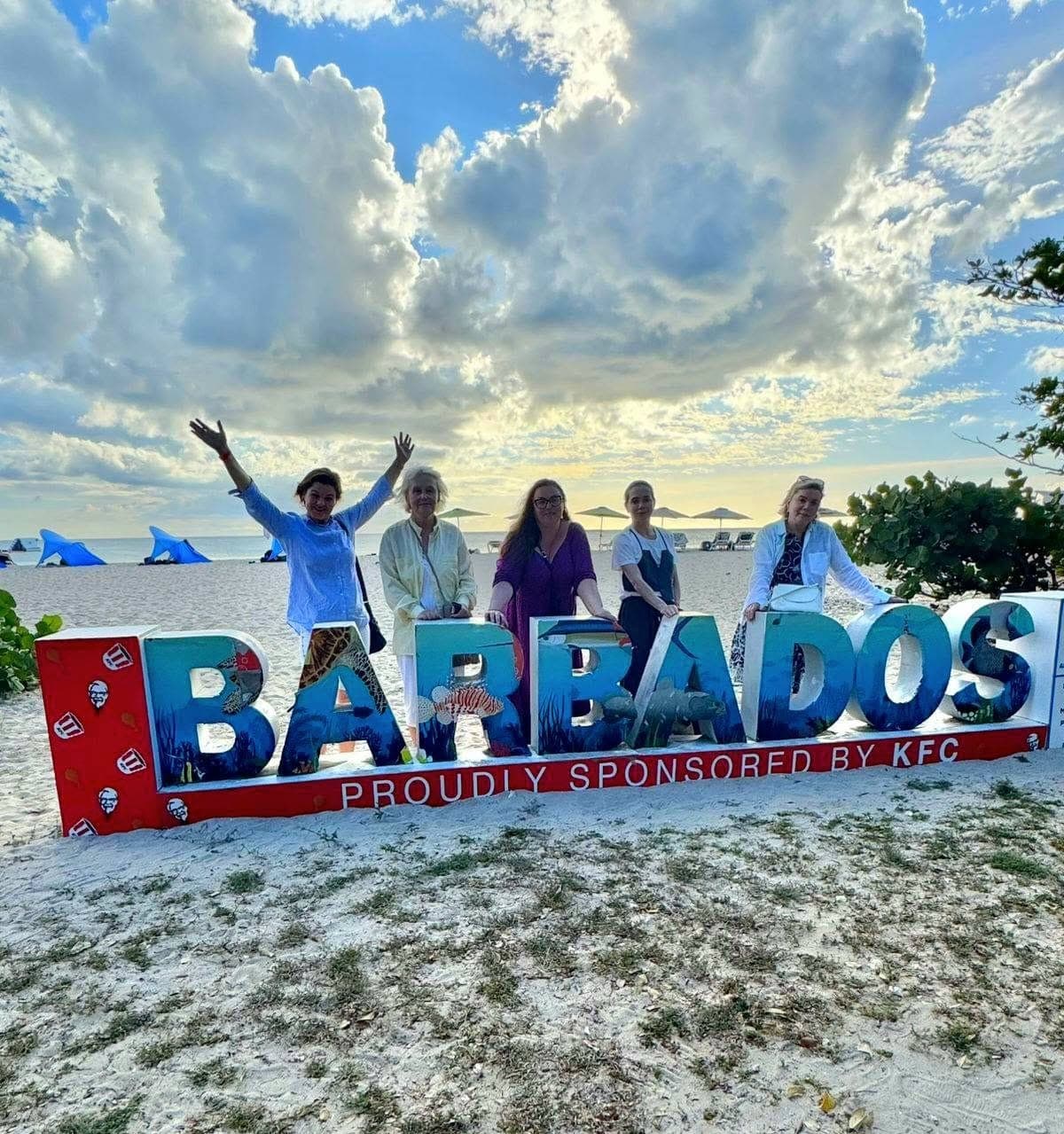 Гости на пляже у больших букв BARBADOS во время индивидуальной экскурсии